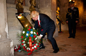 Ministr Johnson vzdal hold válečným obětem