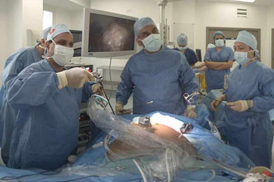 Image from Mativision virtual reality stream of surgeons in operating theatre.