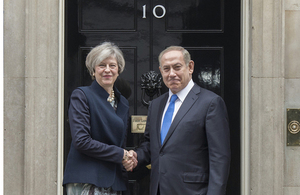 Prime Minister Theresa May and Israeli Prime Minister Netanyahu shake hands outside 10 Downing Street