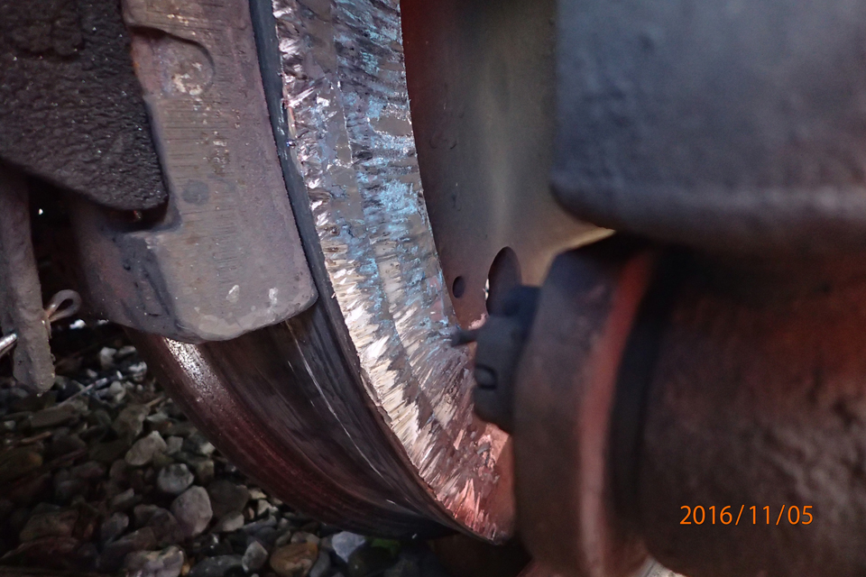 Significant bruising on the field face of the right-hand derailed wheels
