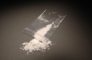 Picture of white powder in a transparent plastic sachet