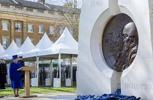 HM The Queen unveils The Iraq And Afghanistan Memorial. Crown Copyright.