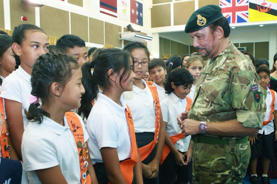 His Majesty speaking with students from Hornbill School