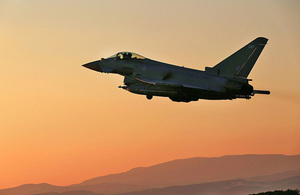 Тайфун Королевских ВВС отправляется на миссию по поддержке операции «Шейдер» в поддержку операций по борьбе с ИГИЛ в Ираке и Сирии. Авторское право Короны.