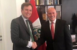 UK Minister for Trade Policy Greg Hands, left and Peruvian Minister for Trade and Tourism Eduardo Ferreyros, right.