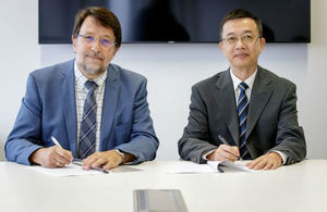 Innovate UK Deputy Chief Executive, Kevin Baughan and STCSM Vice Chairman, Zhang Weimin