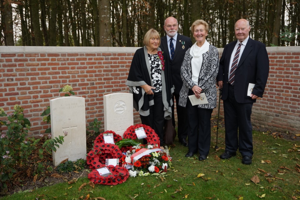 2nd cousins to Rifleman Evans, Sue Muncher and Ann Trail (left to right). Also joining them are Tony Muncher and Les Trail (l to r). The maiden name of Sue and Ann was Dickson. Crown Copyright. All Rights Reserved. Crown Copyright. All Rights Reserved.