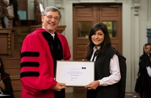 Ms Kanza Azeemi receiving the 'Saïd Prize' at the university of Oxford –Photo credits to 'Fisher Studios Ltd.