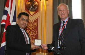 Lord Ahmad presents a 'British Heroes of the Holocaust Award' to the relative of an award recipient.