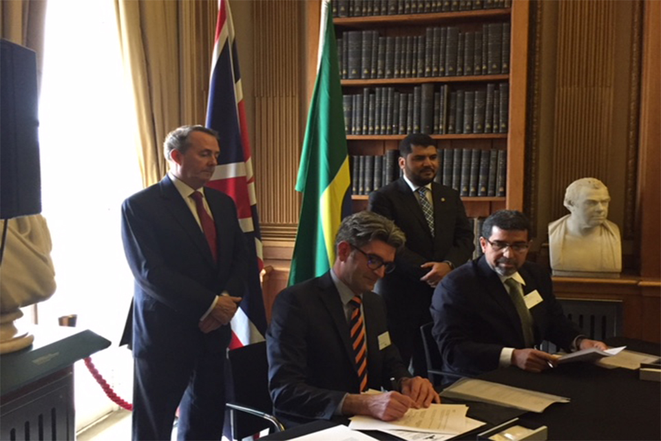 Ministers witnessing the signing of the PPH agreement by Andy Bartlett and Mauro Maia.