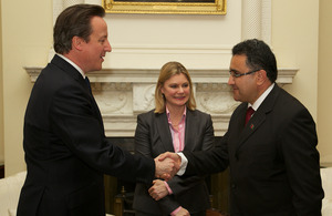 David Cameron shaking hands with Wahidullah Shahrani
