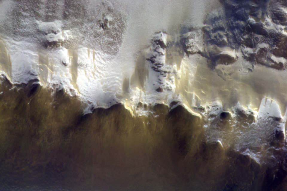 The ExoMars Colour and Stereo Surface Imaging System, CaSSIS, captured this image of the rim of Korolev crater