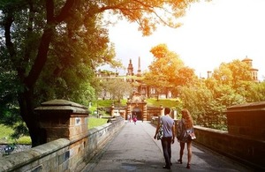 A couple walking towards the entrance to Glasgow Necropolis via Tana888 at Shutterstock