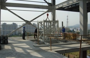 Picture of building site with SG Controls' optical fibre tower under construction.