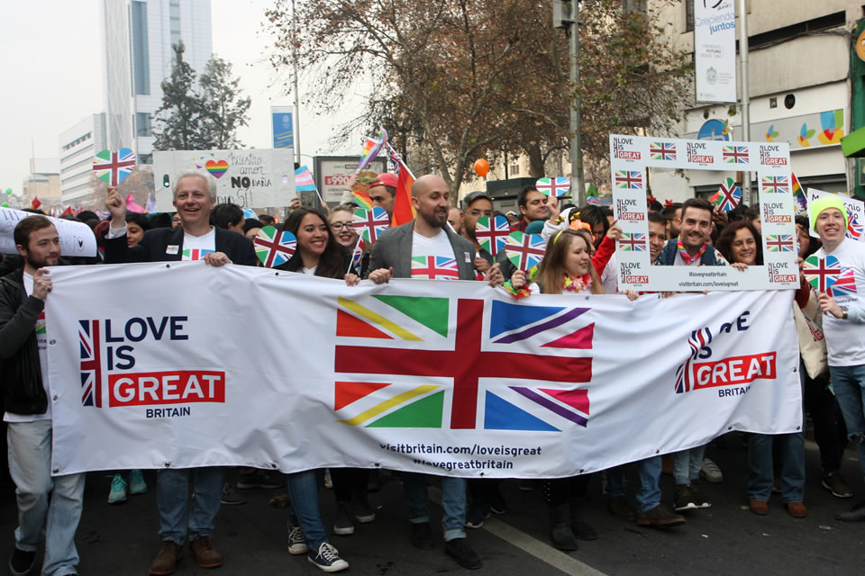 Despite the winter weather, a group from the Embassy enthusiastically marched with the LOVEisGREAT Britain banner and photo frame, which were a complete success. 