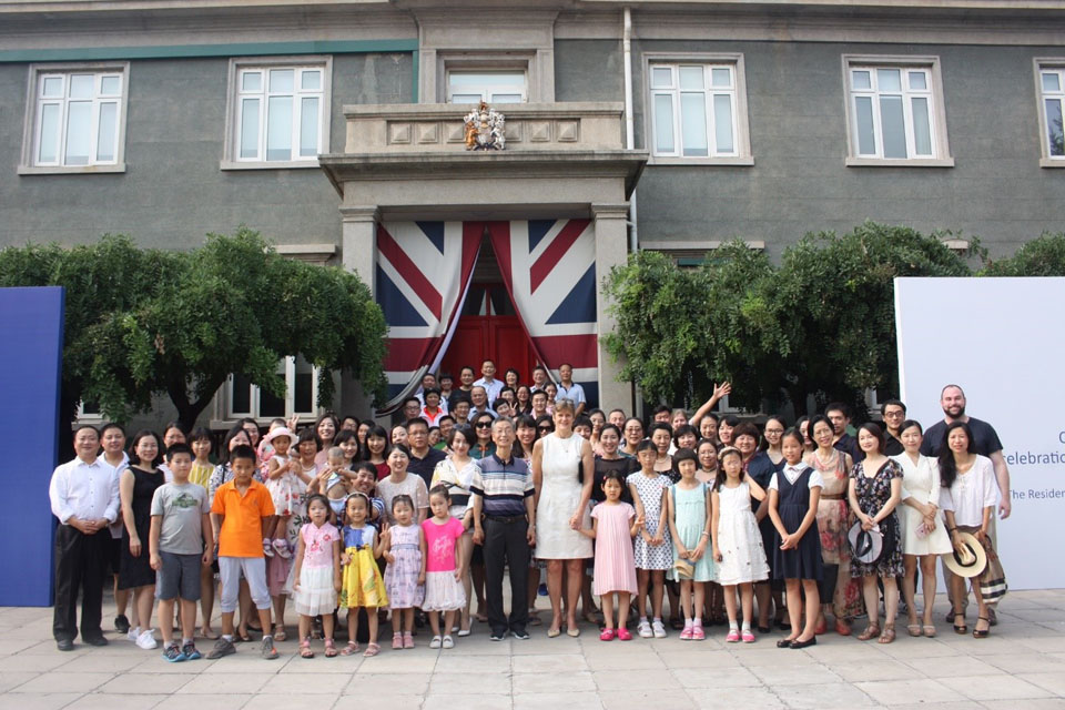 Ambassador Woodward together with Mr. Lu Qinfang – China’s first recipient of the Chevening Scholarship, and families of the Chevening China Alumni Community.