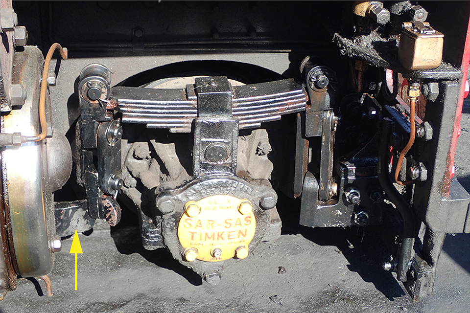 The undamaged opposite side of the leading wheelset on locomotive 143, taken after the locomotive had been recovered from the derailment site, showing the normal suspension arrangement. The undamaged equalising beam is arrowed.