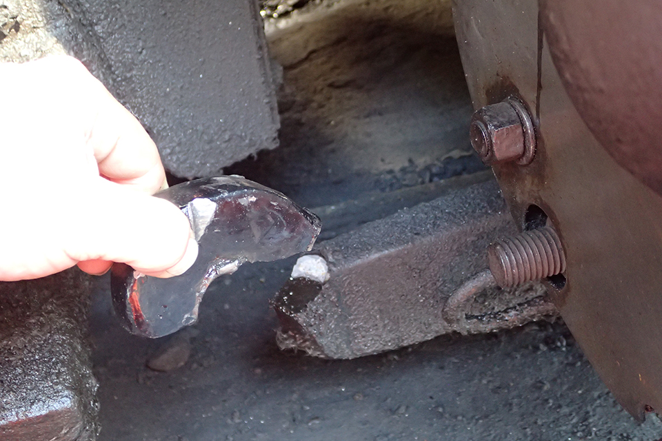 The equalising beam with the detached hook end