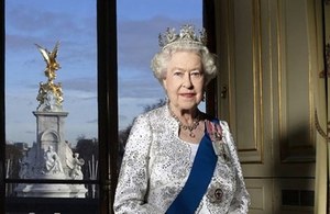 Su Majestad la Reina Elizabeth II