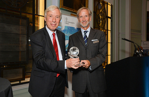 The Rt Hon. the Earl Howe presenting Jeff Bryant with the 2018 Alexander Dalrymple Award