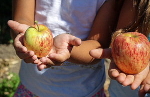 Children eating apples