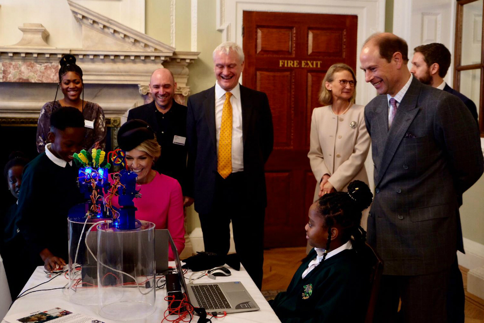 Queen Máxima and the Earl of Wessex viewing a robot at the Innovation Showcase.