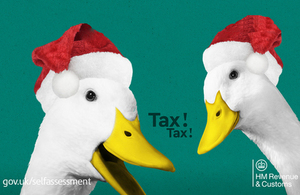 Self Assessment advertising image: 'tax ducks' wearing Santa hats / Llun hysbysebu Hunanasesiad: 'hwyaid treth' yn gwisgo hetiau Siôn Corn