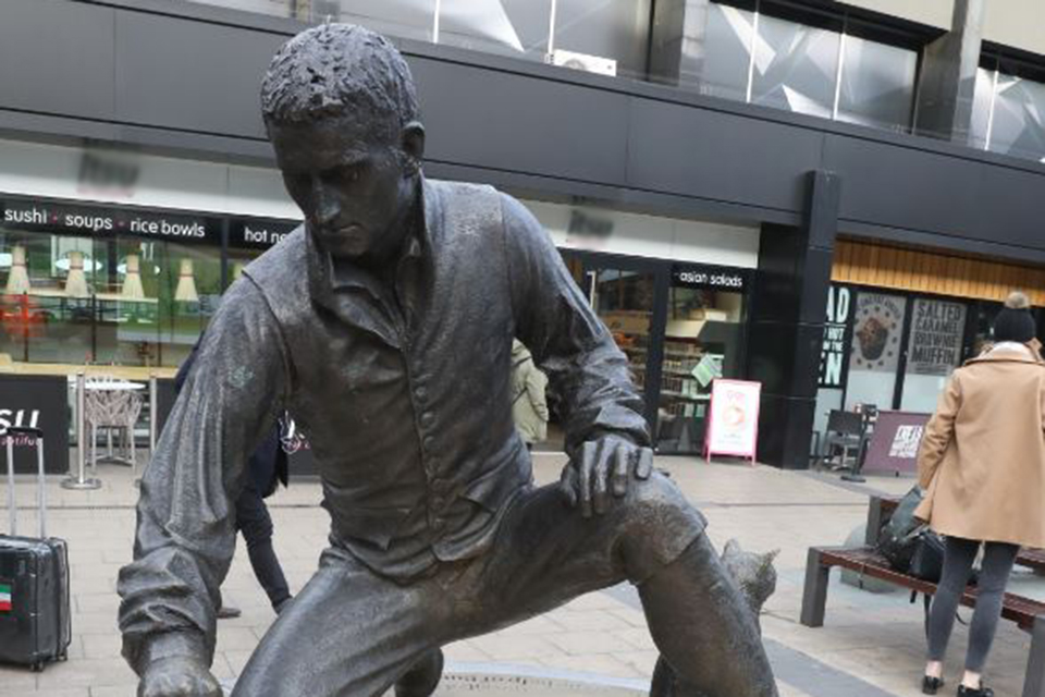 Statue of Flinders kneeling on compass outside of Euston station