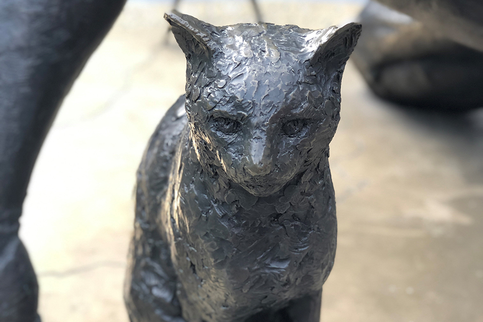 Statue of Trim the cat, Flinders' faithful companion