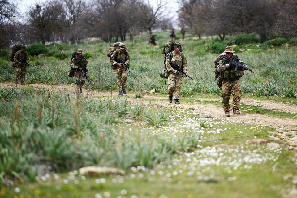 Italian and UK soldiers