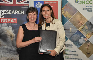 Chief Scientist of the Joint Nature Conservation Committee (JNCC), Christine Maggs, and the Minister of the Chilean Ministry for the Environment, Carolina Schmidt, after signing the MOU.