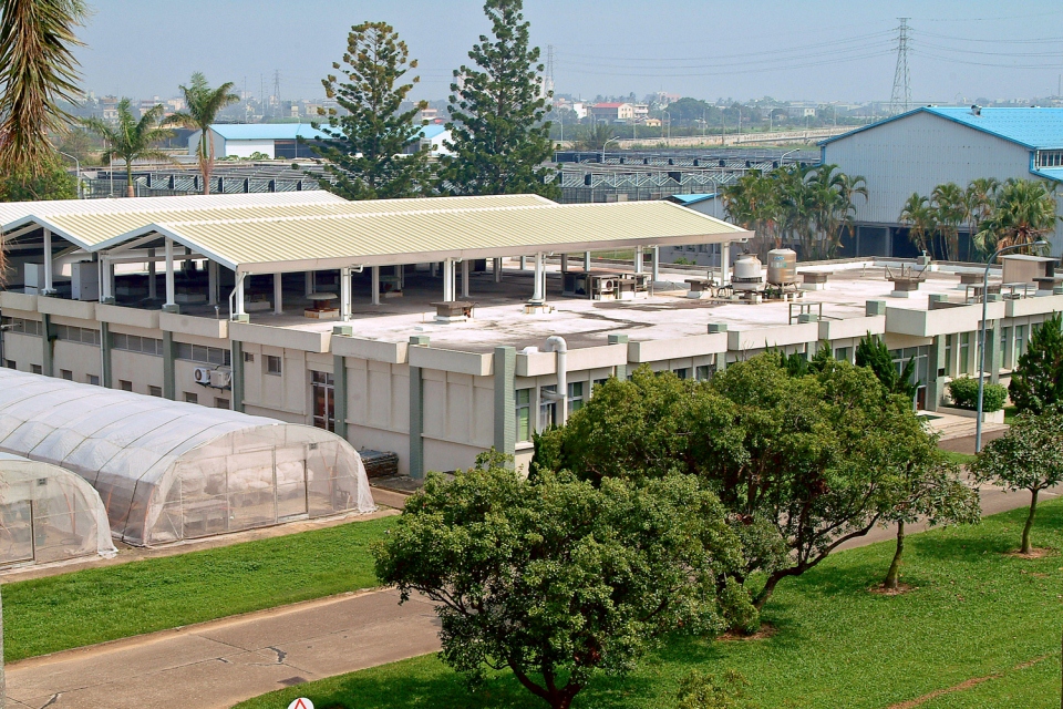 The genebank's new steeple roof structure improves airflow and keeps sunlight off the flat roof.