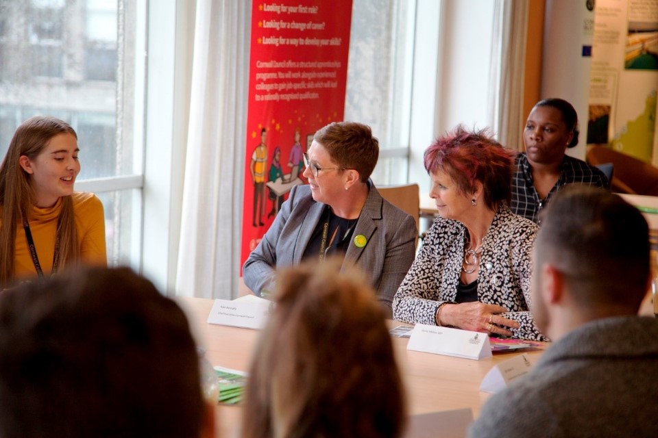 Image of Anne Milton meeting apprentices