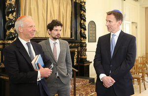 Jeremy Hunt stood next to Rabbi Benji Stanley and Lord Leigh of Hurley in the Westminster Synagogue.