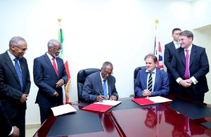 Head of DFID Somalia, Damon Bristow and Somaliland President, Muse Bihi during the signing ceremony. Looking on is the UK ambassador Ben Fender and Somaliland government officials.