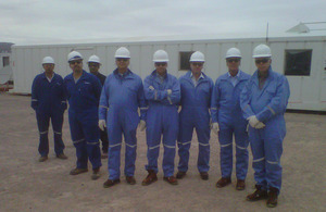 Ambassadors Freeman and de Vries during their visit to Shell's operations in Neuquén.