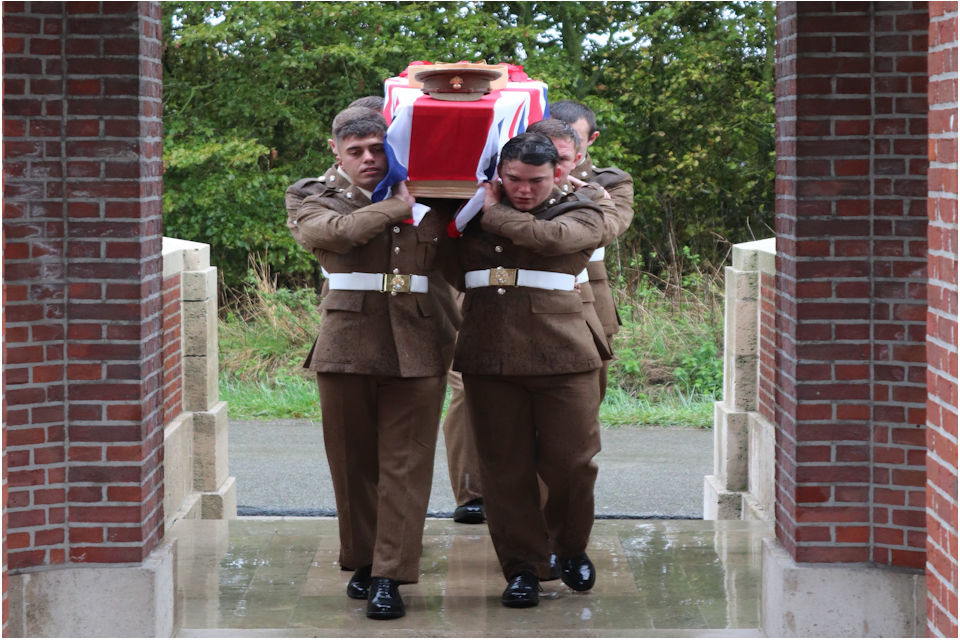 BURIAL SERVICE HELD ON THE WESTERN FRONT FOR TWO UNKNOWN LONDON SOLDIERS OF THE ROYAL FUSILIERS