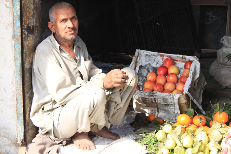 Humza’s father selling fruits. Picture: Victoria Francis/ DFID