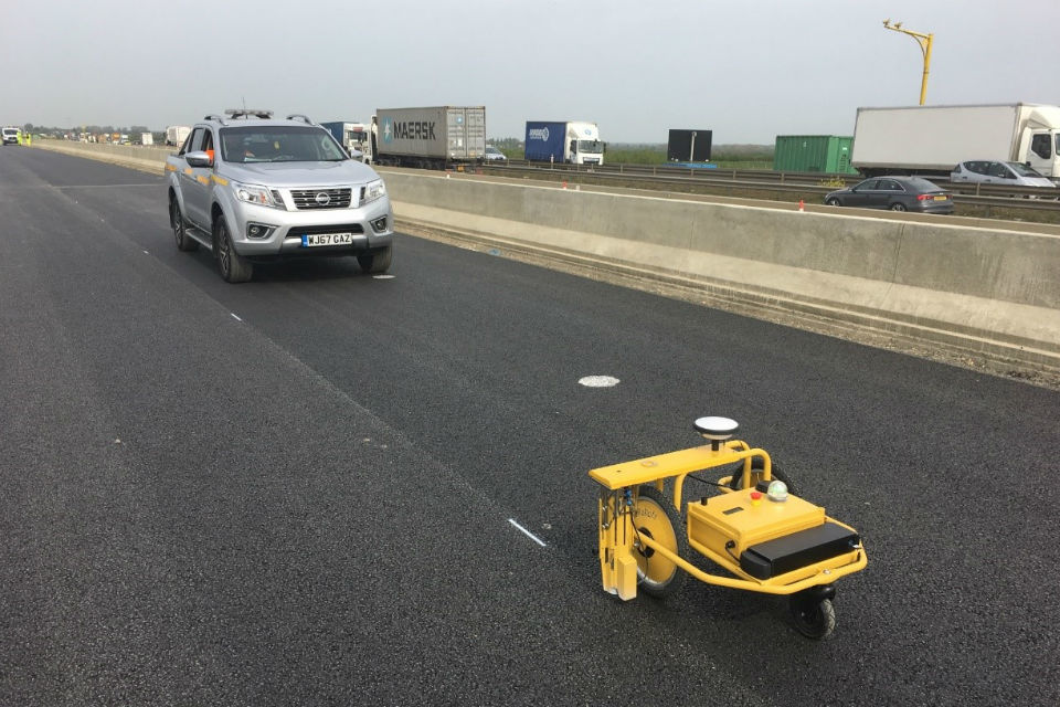 Gå vandreture linse Døds kæbe Time-saving road marking robot makes it a happy new year for drivers -  GOV.UK