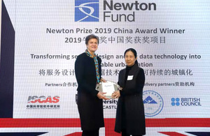Dame Barbara Woodward, British Ambassador to China, presented the award.