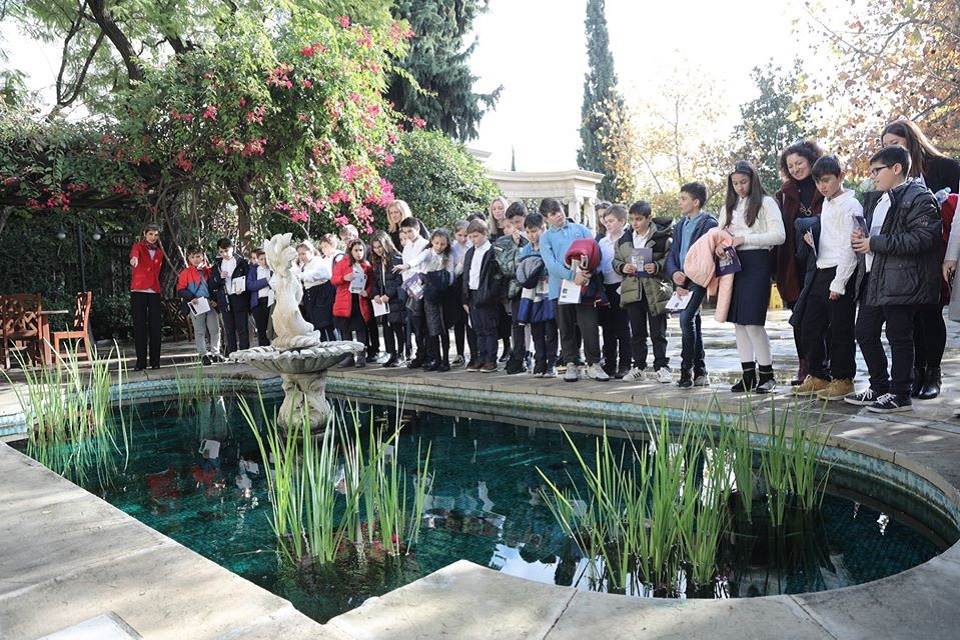 HMA and students by pond