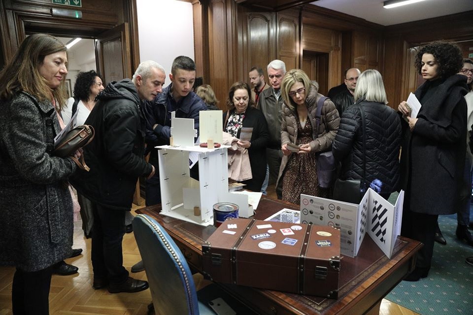 Visitors looking at Venizelos belongings