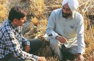 Agronomist talking to farmer who has adopted zero-tillage.