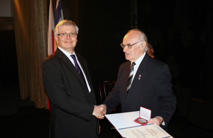 Ambassador Robin Barnett with Tomasz Miedziński (President of the Association) - photo by Andrzej Machnowski (Agencja ATM)