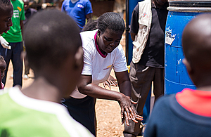 A community health worker demonstrates hand-washing techniques to protect against coronavirus in Kibera, Nairobi, Kenya, April 2020. Picture: UNICEF