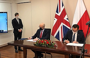 Ambassador Knott and Deputy Minister Horała signing the agreement