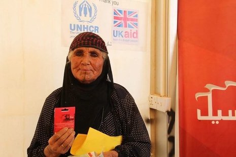 Женщина получила поддержку в рамках программы денежных переводов Великобритании в Ираке