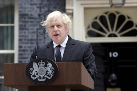 Изображение премьер-министра Бориса Джонсона, выступающего с заявлением в связи со смертью Его Королевского Высочества принца Филиппа, герцога Эдинбургского.