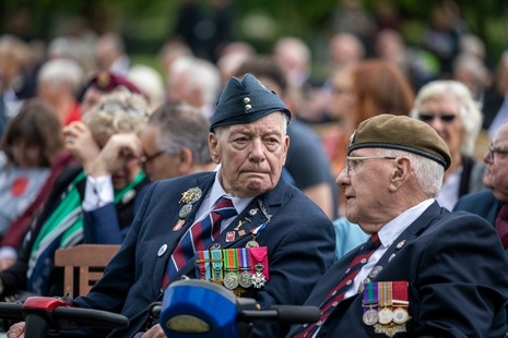 Ветераны высадки в Нормандии собрались на открытие Мемориала Британской Нормандии в 2021 году.