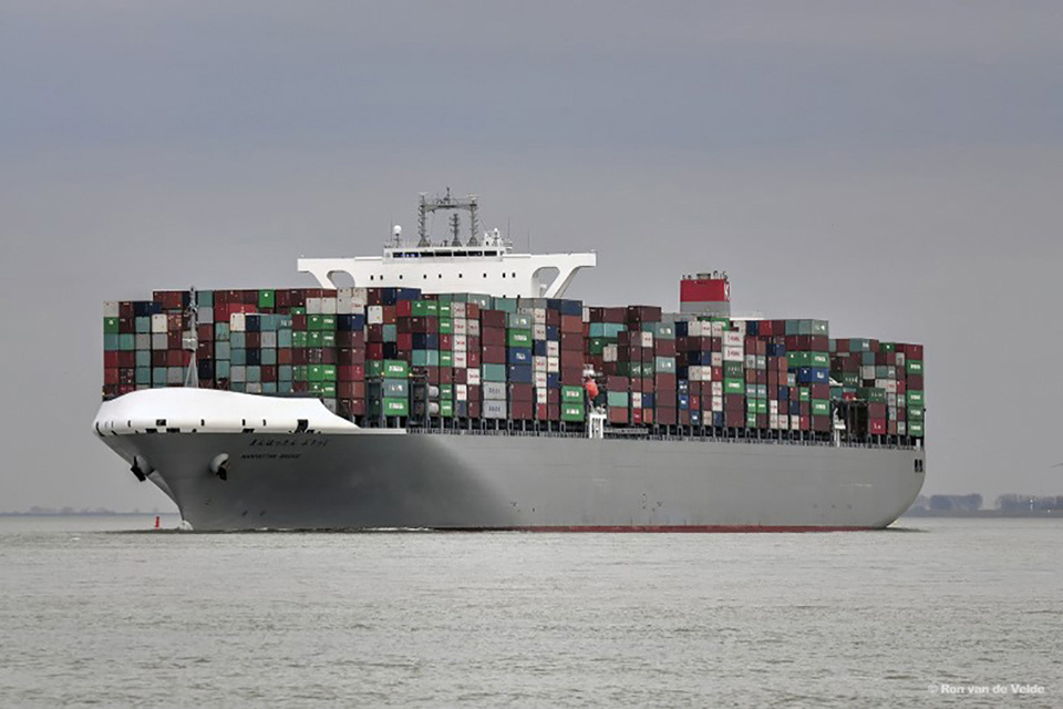 Photograph of container vessel Manhattan Bridge (image: Ron van de Velde)